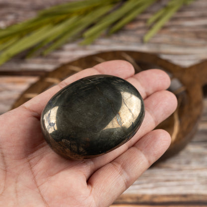 Pyrite Palm Stone Crystal - Natural Healing Stone for Anxiety Relief & Meditation - Polished Pyrite Worry Stone - Spiritual Gift