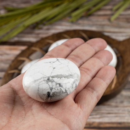 Howlite Palm Stone Crystal - Natural Healing Stone for Anxiety Relief & Meditation - Polished Howlite Worry Stone - Spiritual Gift