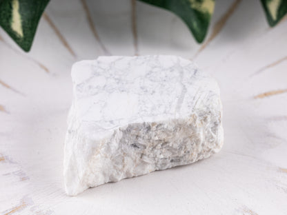 White Howlite Raw Crystal Stone - Healing Crystals and Stones for Meditation, Reiki, and Chakra Decor - Spiritual Gifts for Women, Men - Reiki Supplies and Zen Decor