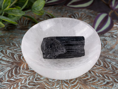 Black Tourmaline Raw Crystal Stone - Healing Crystals and Stones for Meditation, Reiki and Chakra Decor - Spiritual Gifts for Women, Men - Reiki Supplies and Protection Crystals